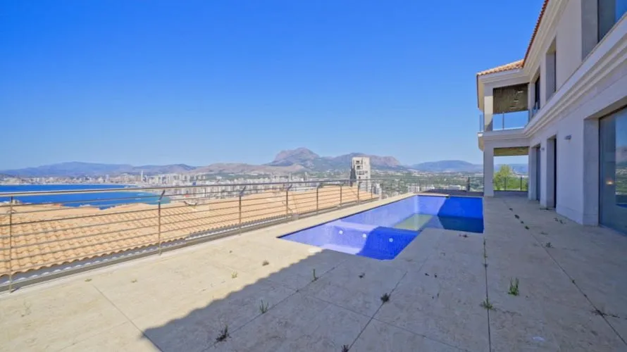 Apartamento de 4 dormitorios en Benidorm, España No. 345 № 10