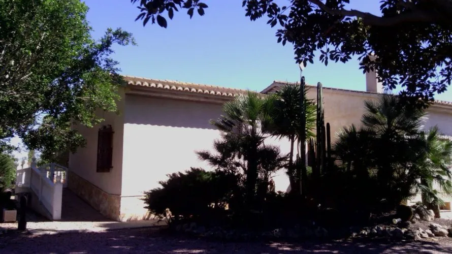 Propiedad comercial de 3 dormitorios en Elche, España No. 227 № 1