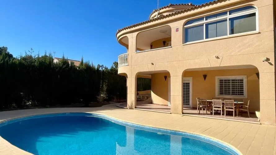 Villa de 4 dormitorios en Torrevieja, España No. 83 № 2