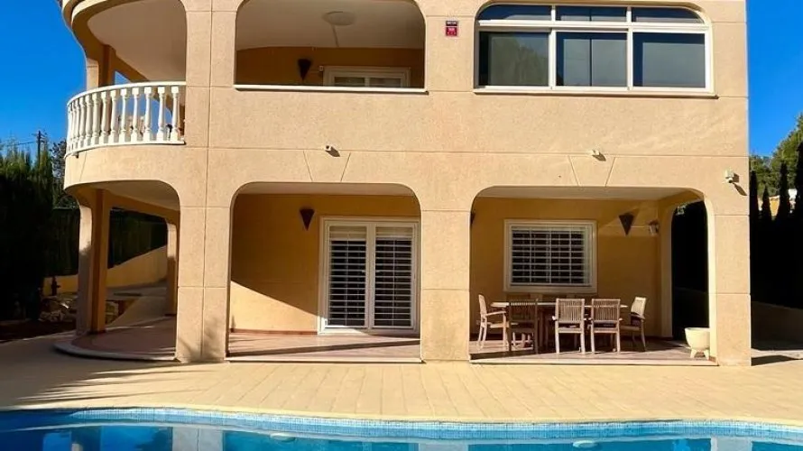 Villa de 4 dormitorios en Torrevieja, España No. 83 № 1