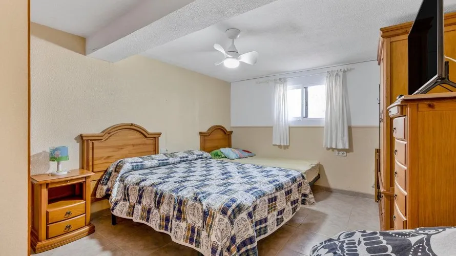Villa de 4 dormitorios en Torrevieja, España No. 590 № 16