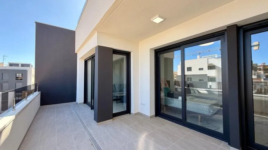 Ático de 2 dormitorios en Torrevieja, España No. 676 № 1