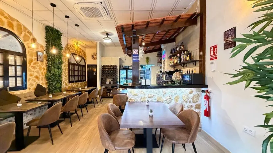 Propiedad comercial de 57m² en Torrevieja, España No. 709 № 2