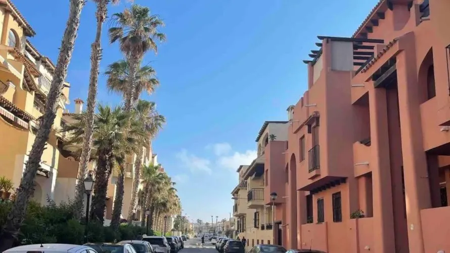 Apartamento de 2 dormitorios en Torrevieja, España No. 639 № 2