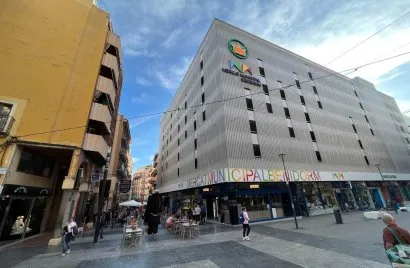 Propiedad comercial de 597m² en Benidorm, España No. 384