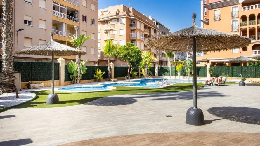 Apartamento de 3 dormitorios en Torrevieja, España No. 204 № 2