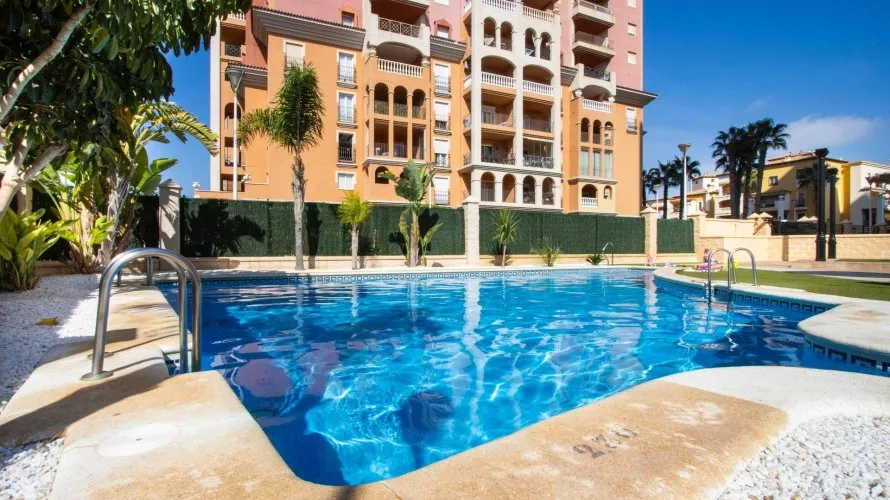 Apartamento de 3 dormitorios en Torrevieja, España No. 204