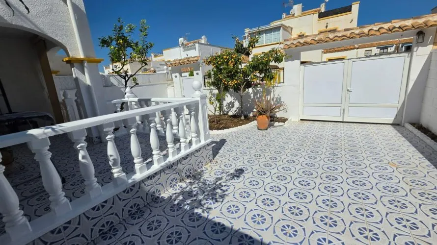Сasa de 3 dormitorios en Torrevieja, España No. 749 № 9