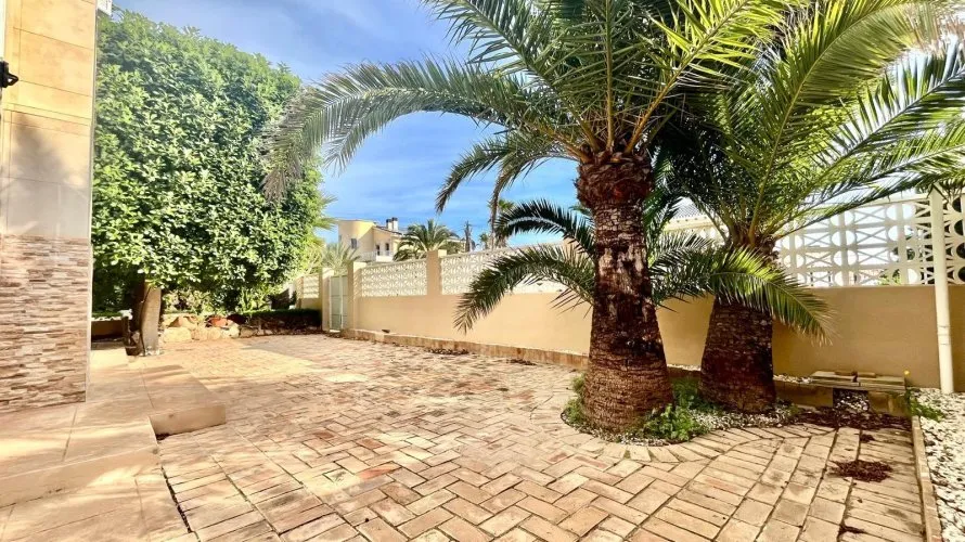Villa de 4 dormitorios en Torrevieja, España No. 189 № 11