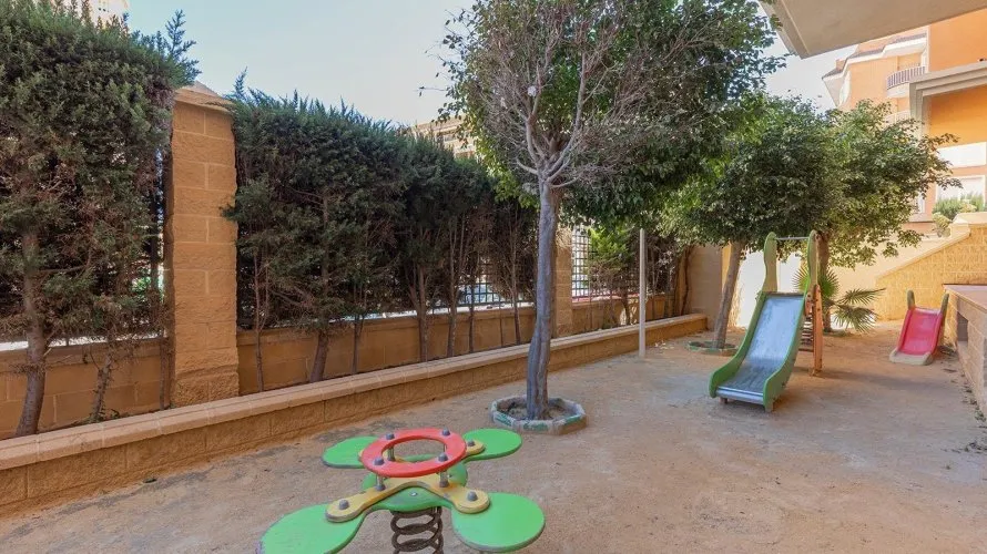 Apartamento de 2 dormitorios en Torrevieja, España No. 736 № 27