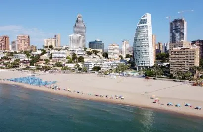 Apartamento de 3 dormitorios en Benidorm, España No. 382