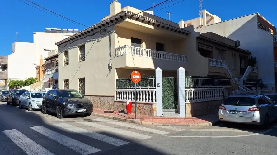 Сasa de 3 dormitorios en Torrevieja, España No. 646 № 1
