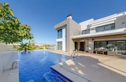 Villa de 461m² en Torrevieja, España No. 656