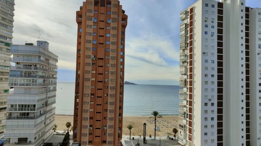 Apartamento de 2 dormitorios en Benidorm, España No. 144 № 1