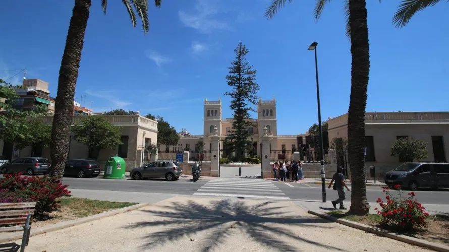 Propiedad comercial de 24 dormitorios en Alicante, España No. 322 № 8
