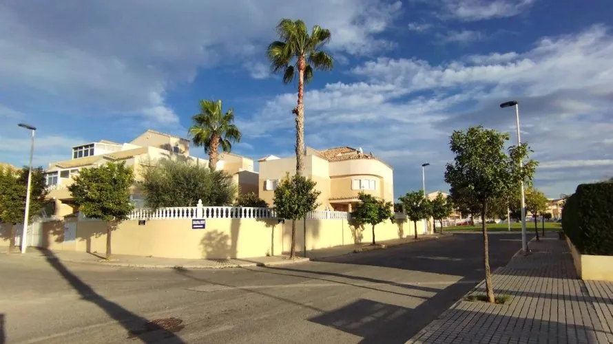 Apartamento de 6 dormitorios en Torrevieja, España No. 599 № 24