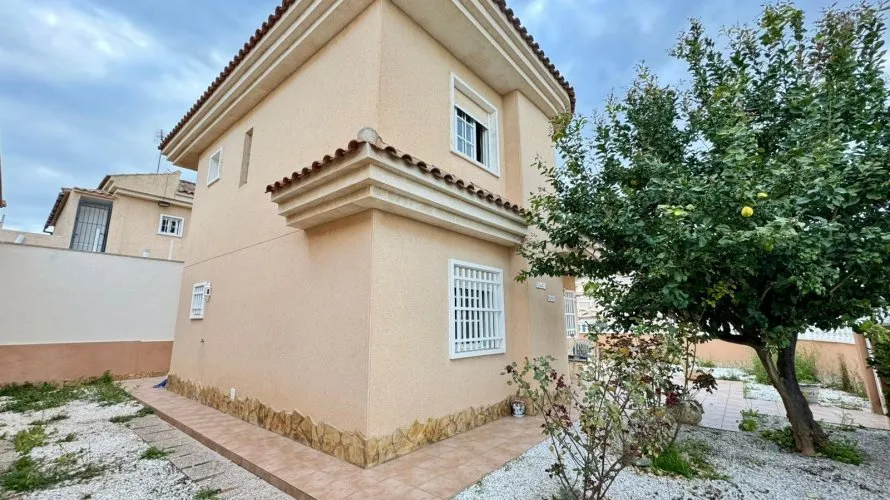 Apartamento de 3 dormitorios en Torrevieja, España No. 702 № 21
