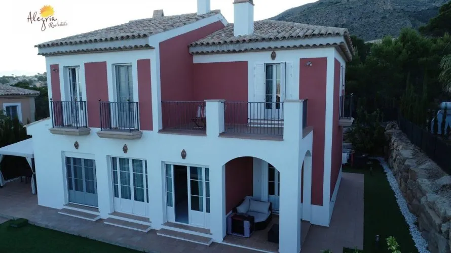 Villa de 4 dormitorios en Finestrat, España No. 226 № 1