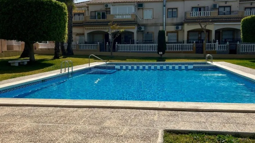 Bungalow de 2 dormitorios en Torrevieja, España No. 797 № 1