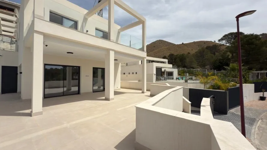 Villa de 7 dormitorios en Finestrat, España No. 100 № 1