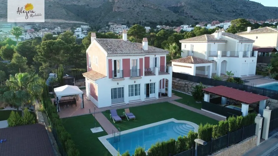 Villa de 4 dormitorios en Finestrat, España No. 226 № 27