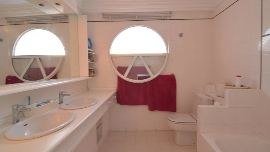 Villa de 4 dormitorios en Torrevieja, España No. 90 № 25
