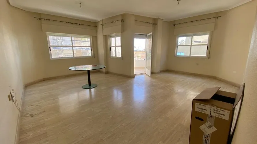 Apartamento de 4 dormitorios en Torrevieja, España No. 554 № 1