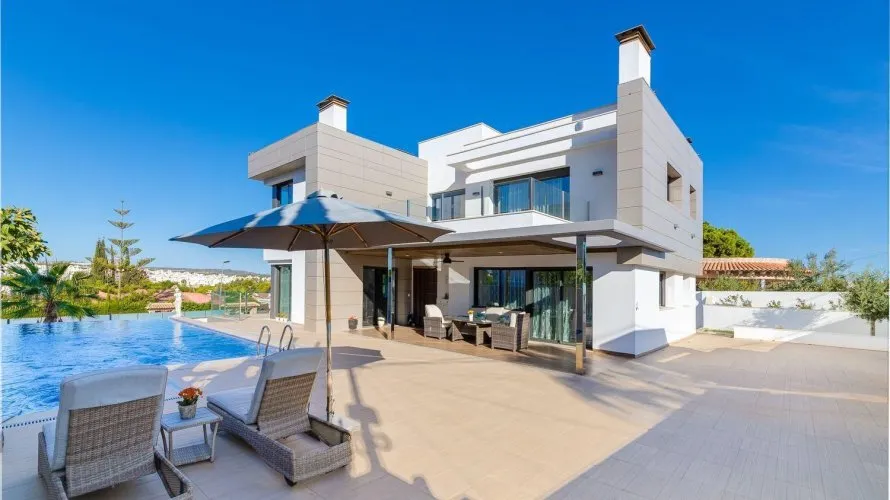 Villa de 461m² en Torrevieja, España No. 656 № 25