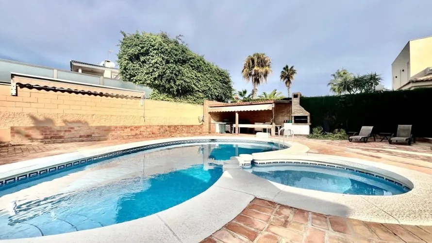 Villa de 4 dormitorios en Torrevieja, España No. 189 № 5