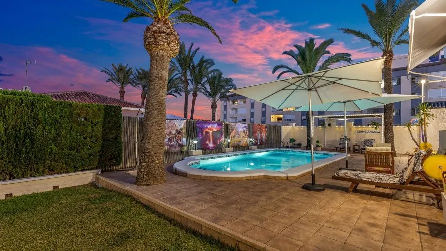Villa de 4 dormitorios en Torrevieja, España No. 590 № 21