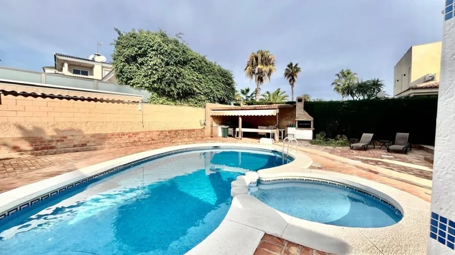 Villa de 4 dormitorios en Torrevieja, España No. 189 № 3