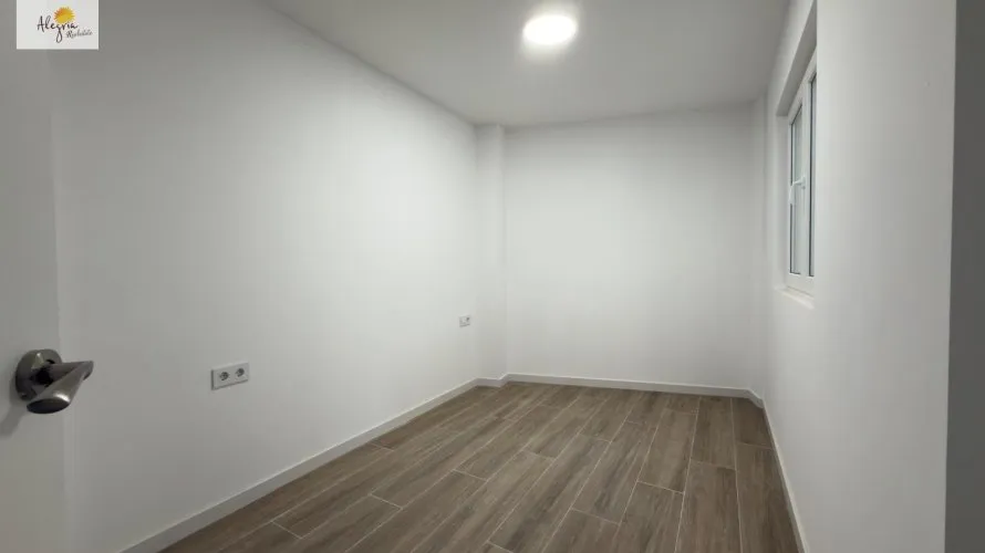 Propiedad comercial de 8 dormitorios en Alicante, España No. 217 № 10