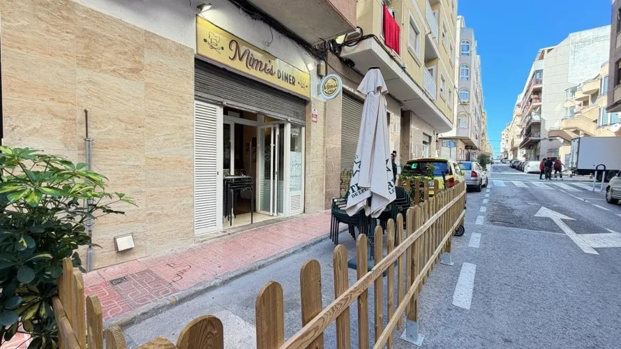 Propiedad comercial de 57m² en Torrevieja, España No. 709