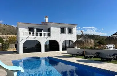 Сasa de 4 dormitorios en Villajoyosa, España No. 573