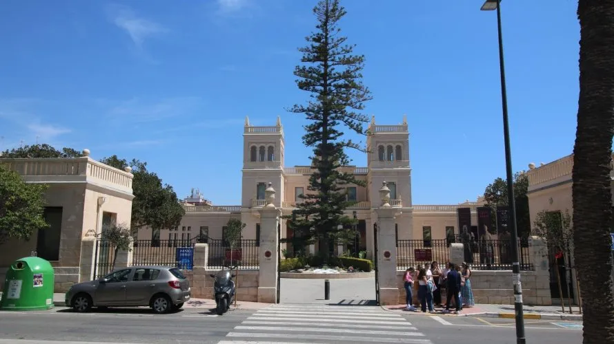 Propiedad comercial de 24 dormitorios en Alicante, España No. 322 № 3