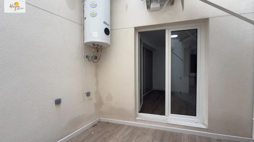 Propiedad comercial de 8 dormitorios en Alicante, España No. 217 № 4