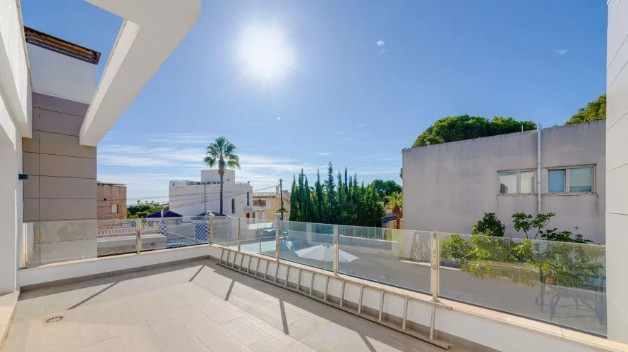 Villa de 461m² en Torrevieja, España No. 656 № 1