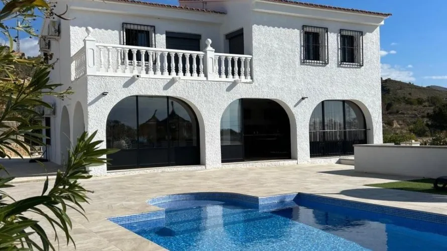 Сasa de 4 dormitorios en Villajoyosa, España No. 573 № 3