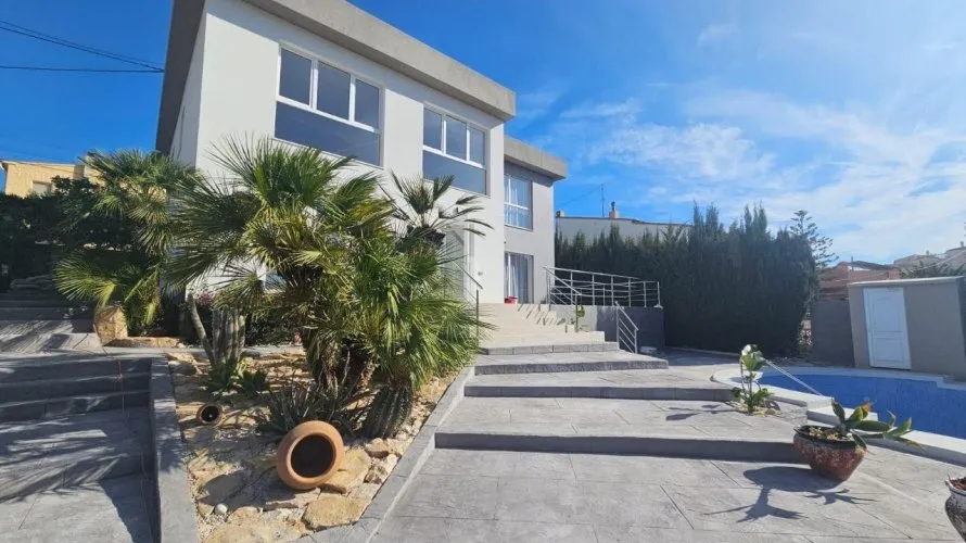 Villa de 4 dormitorios en Calpe, España No. 383