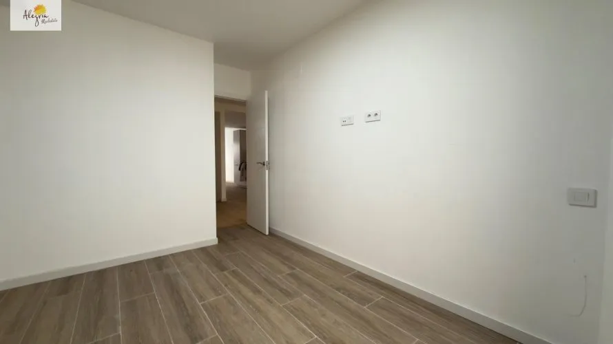 Propiedad comercial de 8 dormitorios en Alicante, España No. 217 № 5