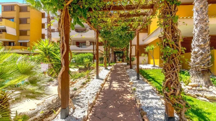 Apartamento de 2 dormitorios en Torrevieja, España No. 123 № 2