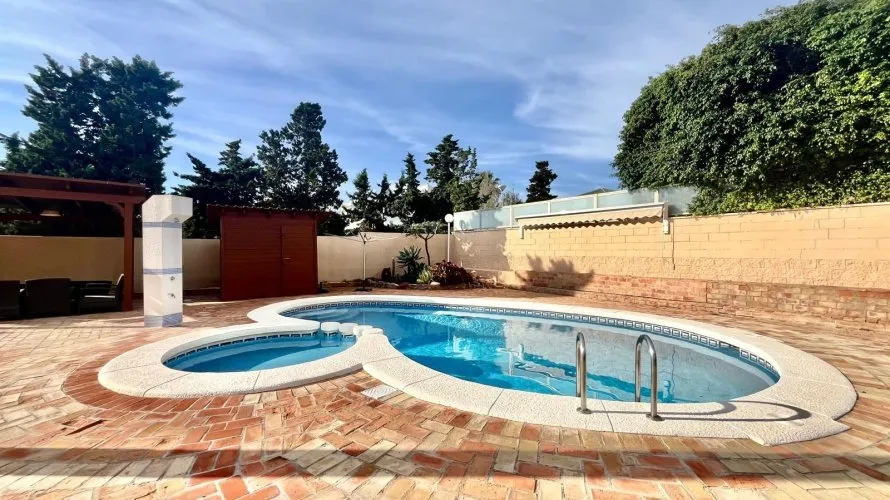 Villa de 4 dormitorios en Torrevieja, España No. 189 № 2