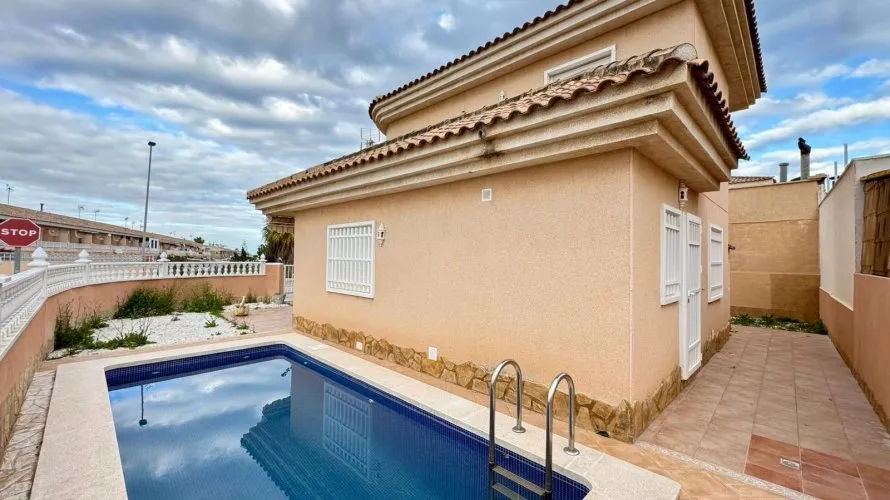 Apartamento de 3 dormitorios en Torrevieja, España No. 702 № 26