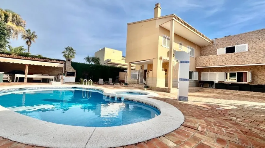 Villa de 4 dormitorios en Torrevieja, España No. 189 № 1