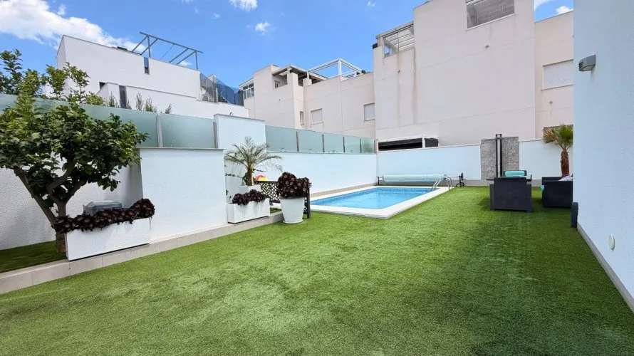 Villa de 5 dormitorios en Torrevieja, España No. 1167 № 2