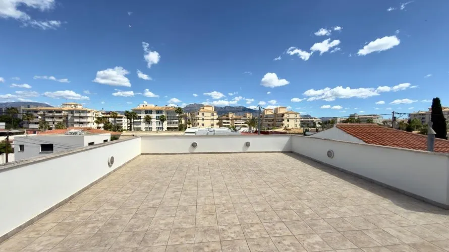 Сasa de 4 dormitorios en Albir, España No. 1174 № 19