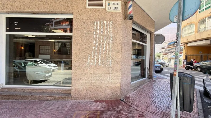 Propiedad comercial de 121m² en Torrevieja, España No. 1573