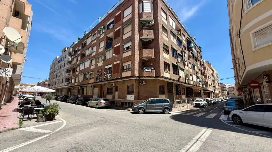 Apartamento de 2 dormitorios en Torrevieja, España No. 1538