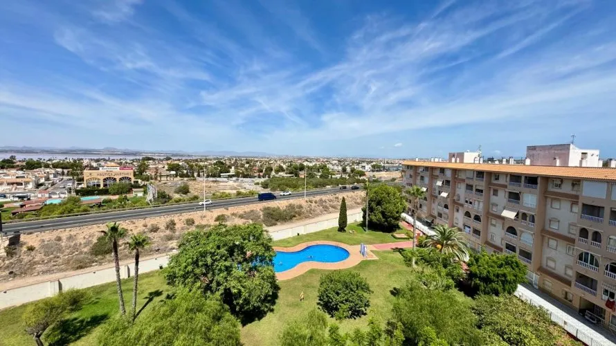 Ático de 2 dormitorios en Torrevieja, España No. 1421 № 1