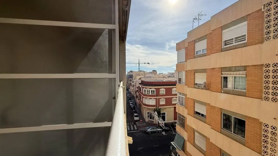 Apartamento de 2 dormitorios en Torrevieja, España No. 1437 № 2